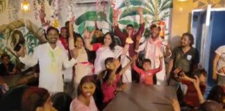 Bhagalpur News: झुग्गी के बच्चों के चेहरे पर बिखेरे खुशियों के रंग, समाजसेवी ने अनोखे अंदाज में मनाई होली Bihar News Deshaj Times