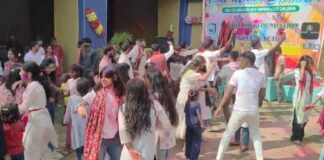 सिकंदरपुर में भव्य Holi Milan Samaroh का आयोजन, संगीत और मटकी फोड़ प्रतियोगिता ने बांधा समां Bihar News Deshaj Times