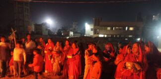 Darbhanga News: कुशेश्वरस्थान में Holika Dahan की धूम, वैदिक मंत्रोच्चार के बीच बुराई का हुआ अंत, लोगों ने एक-दूसरे को लगाया गुलाल