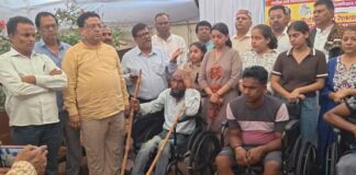 Bhagalpur News: अनुराधा खेतान की याद में बही सेवा की गंगा, सिलाई मशीन और व्हीलचेयर पाकर खिल उठे चेहरे