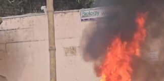 Bhagalpur News: भागलपुर में चलती बुलेट बनी ‘आग का गोला’, सवारों ने कूदकर बचाई जान, मिनटों में खाक हुई बुलेट