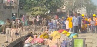 Bhagalpur News: भीखनपुर में गरजा रेलवे का बुलडोजर, दर्जनों आशियाने जमींदोज, कार्रवाई के बीच झोपड़ी में लगी आग