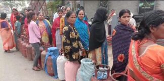 Bhagalpur News: भागलपुर में LPG Gas Cylinder की किल्लत से हाहाकार, घंटों लाइन में लगने को मजबूर लोग, प्रशासन बोला- अफवाहों पर ध्यान न दें