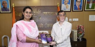 Jamui News: प्रोफेसर ने खेल मंत्री श्रेयसी सिंह को थमाई ऐसी किताब, जिसका नाम है ‘सभी समस्याओं की जड़…’; जानिए फिर क्या हुआ