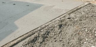 Darbhanga News: रातों-रात बनी सड़क, सुबह होते ही टूटने लगी! ग्रामीणों के हंगामे से खुली पोल, मौके पर रोका काम