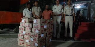 Darbhanga News: अंतर जिला शराब तस्करों के मंसूबों पर सिंहवाड़ा पुलिस का ‘हंटर’, पिकअप से 345 लीटर शराब बरामद, सारण का तस्कर गिरफ्तार