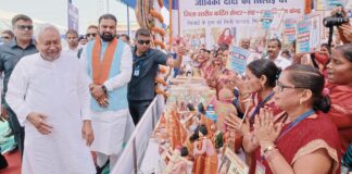 Bhagalpur News: CM Nitish की दिल्ली जाने की चर्चाओं पर भागलपुर से लगा विराम! जीविका दीदियों ने घेरा, बोलीं- ‘भैया’ को दिल्ली नहीं जाने देंगे, उमड़ा महिलाओं का प्यार, बोलीं- आप बिहार में ही रहिए Nitish Kumar