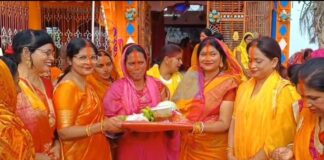 Bhagalpur News: मां आनंदी संस्था ने पेश की सेवा की मिसाल, छठ व्रतियों के चेहरे पर बिखेरी मुस्कान Bihar News Deshaj Times