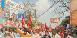 Darbhanga News: वन विभाग के खिलाफ फूटा मजदूरों का गुस्सा, अनिश्चितकालीन धरने पर बैठे ‘जंगल के रक्षक’ Bihar News Deshaj Times