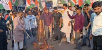 भागलपुर में सड़क पर उतरे कांग्रेसी, LPG Price Hike के खिलाफ PM का पुतला फूंका, सरकार को दी बड़ी चेतावनी