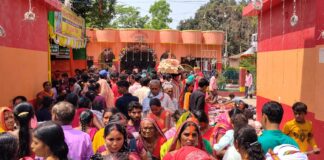 Darbhanga News: मां दुर्गा की आराधना में जुटा जनसैलाब, कमतौल Navami Celebrations में जयकारों, शंख ध्वनि और भजनों से माहौल भक्तिमय