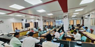 Darbhanga News : DM Kaushal का एक्शन मोड,बुजुर्गों की पेंशन से कोर्ट केस तक, हर मुद्दे पर अधिकारियों को चेताया- ‘लापरवाही बर्दाश्त नहीं, फौरन निपटाएं सारे काम’