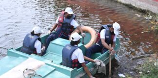 Darbhanga News: दरभंगा में दिखा स्वच्छता का अजब नज़ारा, नाव पर चढ़कर श्यामा मंदिर तालाब से निकाला कचरे का अम्बार Bihar News Deshaj Times