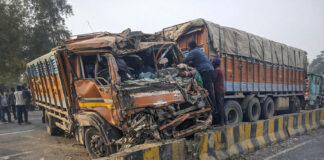 NH-27 पर दो ट्रकों में भीषण टक्कर, केबिन में फंसा ड्राइवर, हालत नाजुक | Darbhanga News Bihar News Deshaj Times