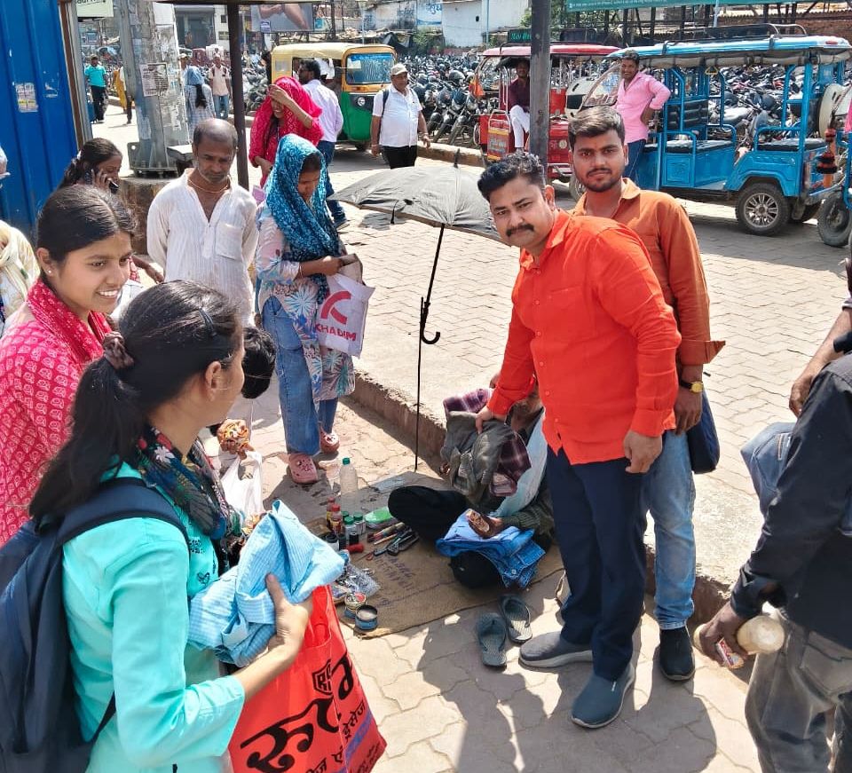 Darbhanga News: दरभंगा LNMU में मानवता की अनूठी मिसाल, छात्रों के Cloth Donation ने बांटी मुस्कानें, पढ़िए-शहर के कोने-कोने तक पहुंची जरूरतमंदों तक मदद