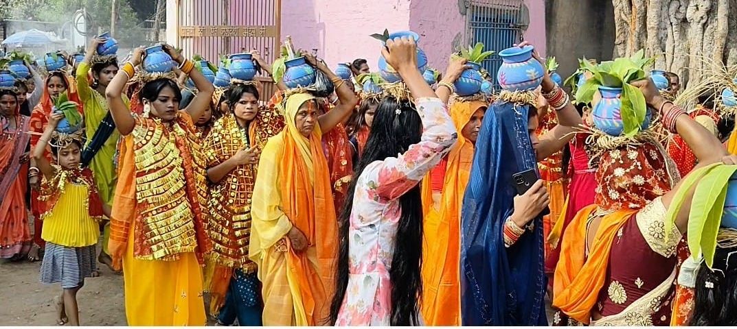 Bhagalpur News: आस्था और भक्ति की लहरों पर नाथनगर सवार... मनसकामनानाथ मंदिर से मंगल कलश लेकर सड़कों पर उतरीं सैकड़ों महिलाएं, दिखा ऐतिहासिक नरसिंह भगवान ठाकुरवाड़ी में सब कुछ पीतांबरी