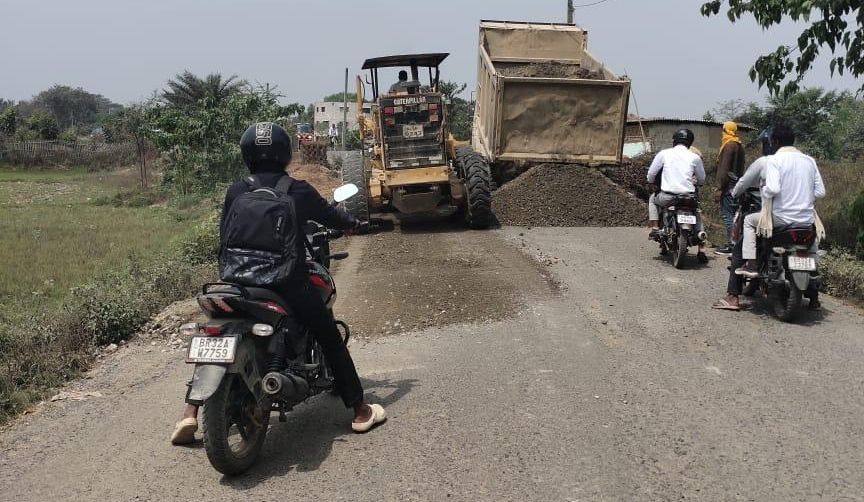 Madhubani News: गांवों में भी फर्राटा भरेंगी गाड़ियां, मधुबनी की सड़कों का बदल रहा नक्शा...एक बार आइए ना...साहरघाट-कलुआही सेक्शन-1 पर देखने