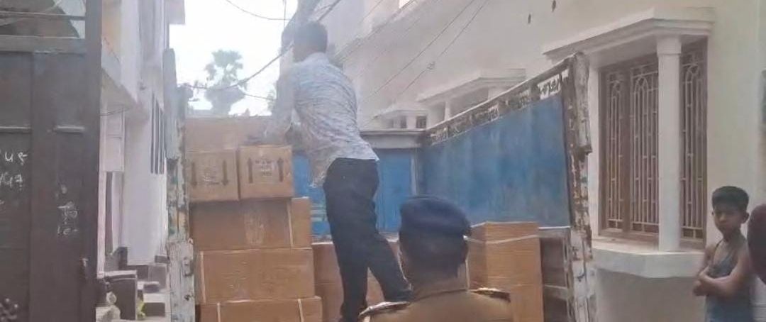 Bhagalpur News: पुलिस ने नशे के गोदाम पर मारा छापा, 8000 से ज्यादा कोडीन सिरप, 21000 टैबलेट्स जब्त, एक गिरफ्तार