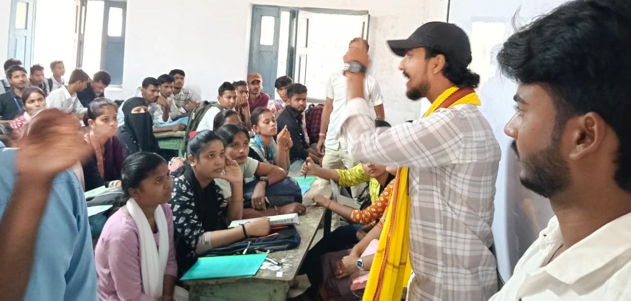 Darbhanga News: हॉस्टल तैयार पर जड़ा ताला, पीने को पानी नहीं! कुंवर सिंह कॉलेज में छात्रों ने खोला मोर्चा, बड़े आंदोलन का अल्टीमेटम, पढ़िए..."जाओ, तुम्हारी अटेंडेंस बन जाएगी"