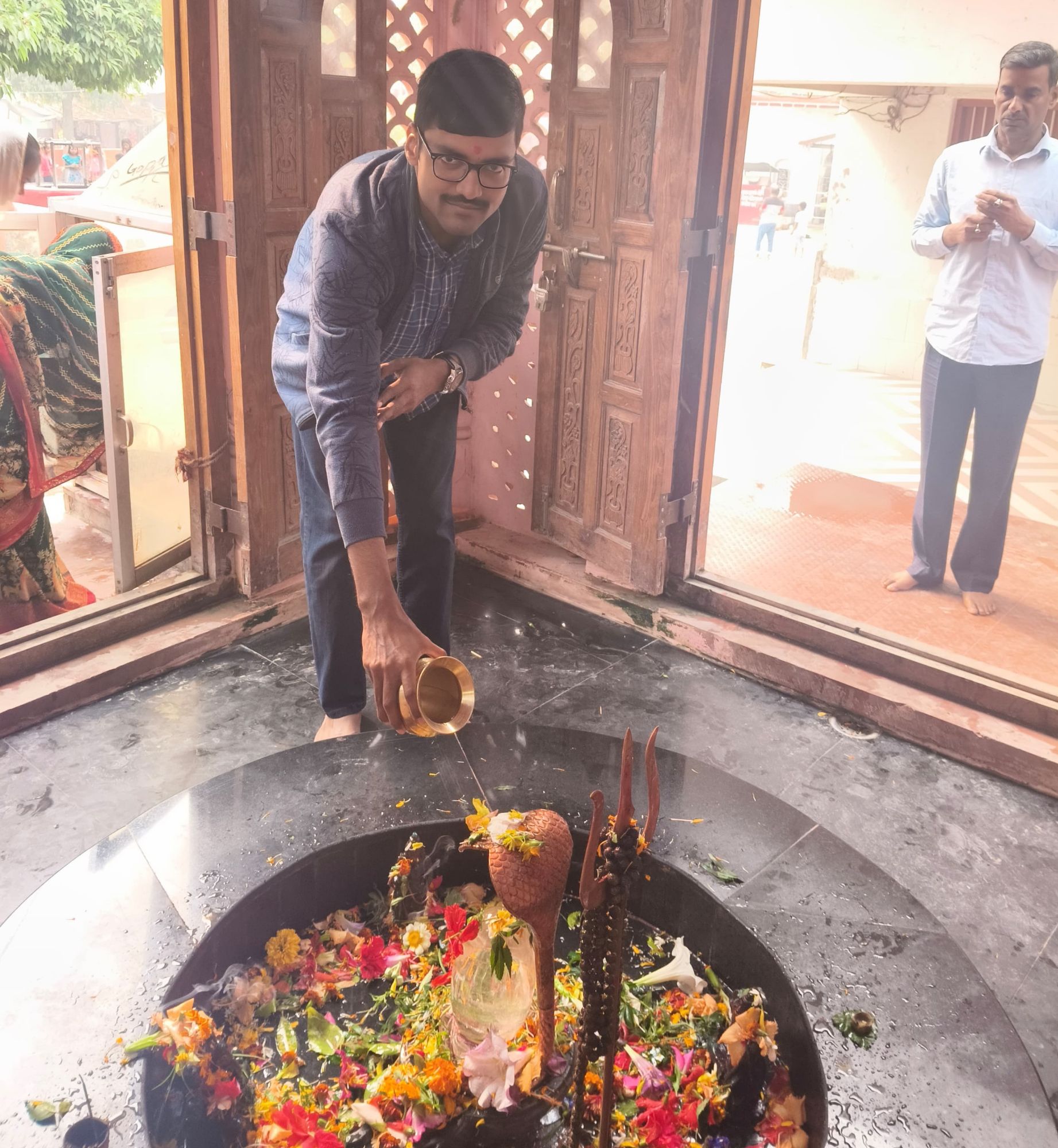 Darbhanga News: UPSC Topper अभिषेक झा पहुंचे नवादा दुर्गा की शरण में, शक्ति से सफलता का आगाज... पढ़िए रमौली में भव्य स्वागत... काफिला और फूल -माला