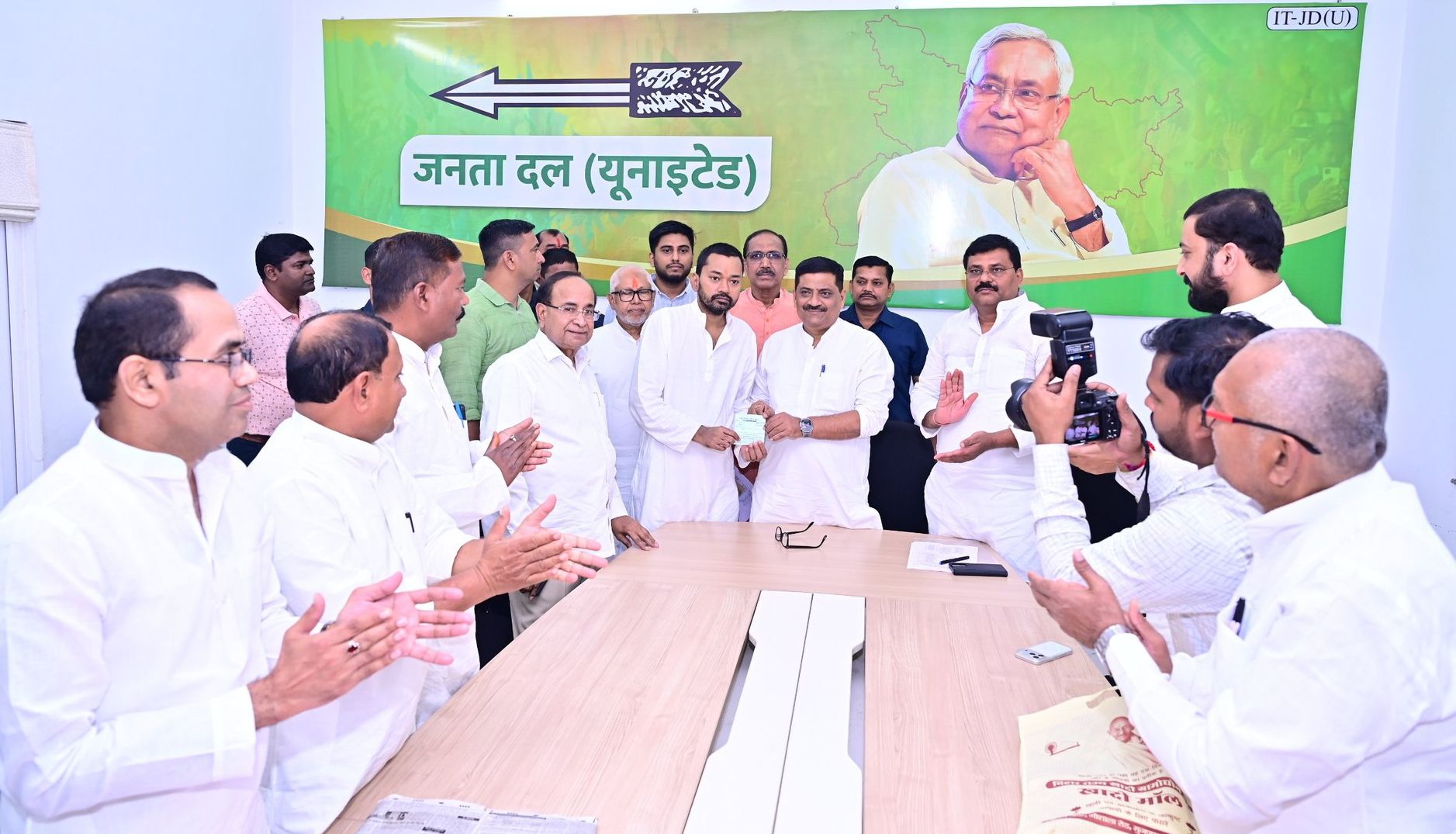 Bihar Politics: JDU में नई पीढ़ी का आगाज...Nitish के बेटे निशांत की जदयू में एक्टिव एंट्री, तेज हुई नई हलचल | Deshaj Times Bihar Politics: JDU में नई पीढ़ी का आगाज...Nitish के बेटे निशांत की जदयू में एक्टिव एंट्री, तेज हुई नई हलचल