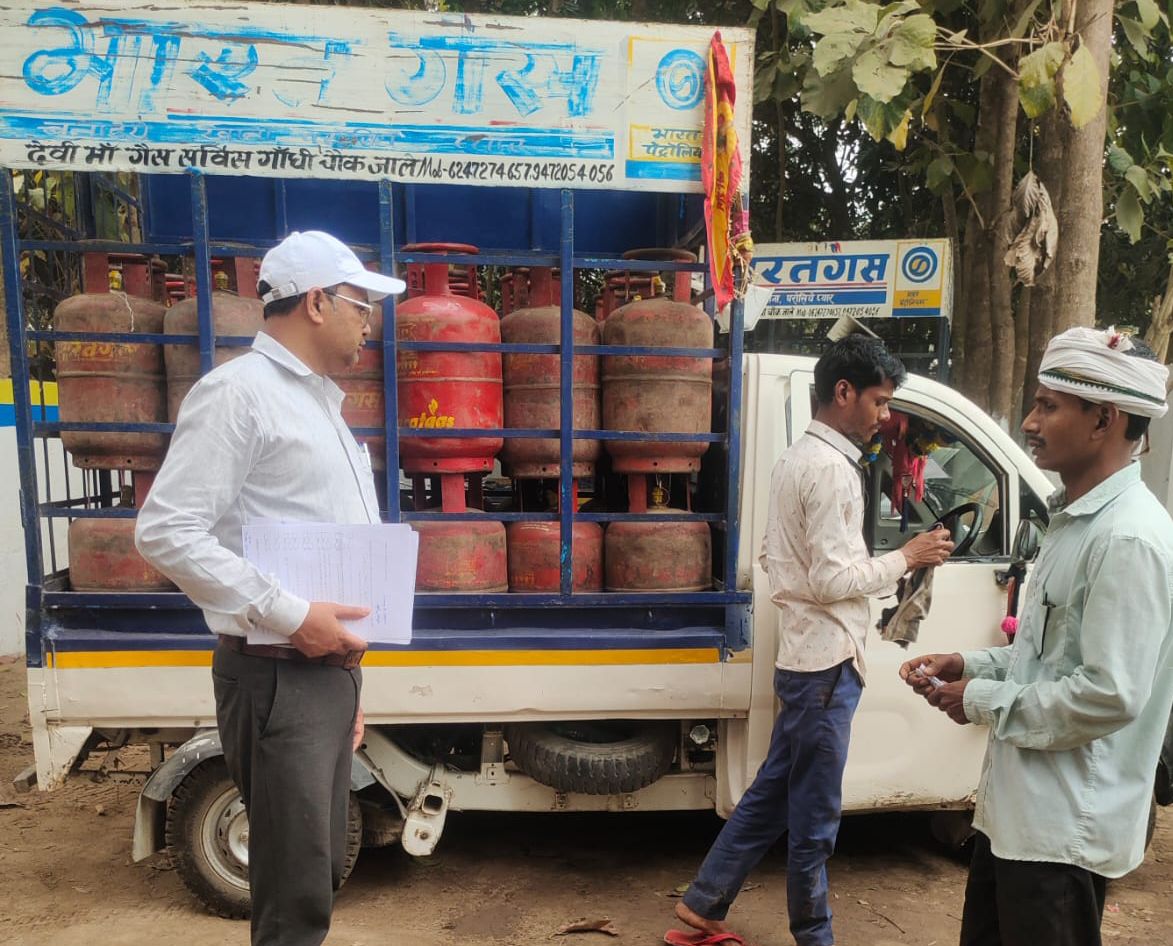 Darbhanga News: जाले में LPG Cylinder की किल्लत? गैस एजेंसी पर उमड़ी महिलाओं की भीड़, जब पहुंचे अधिकारी... छलका महिलाओं का दर्द