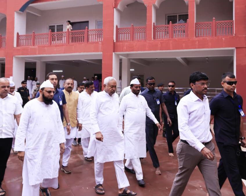 Nitish Kumar Eid: गांधी मैदान में नहीं दिखे पहली बार CM Nitish, दशकों पुरानी परंपरा टूटने के मायने! क्या! निशांत ही नीतीश है और नीतीश ही निशांत …! कहां थे Nitish! पढ़िए | Deshaj Times Nitish Kumar Eid: गांधी मैदान में नहीं दिखे पहली बार CM Nitish, दशकों पुरानी परंपरा टूटने के मायने! क्या! निशांत ही नीतीश है और नीतीश ही निशांत …! कहां थे Nitish! पढ़िए