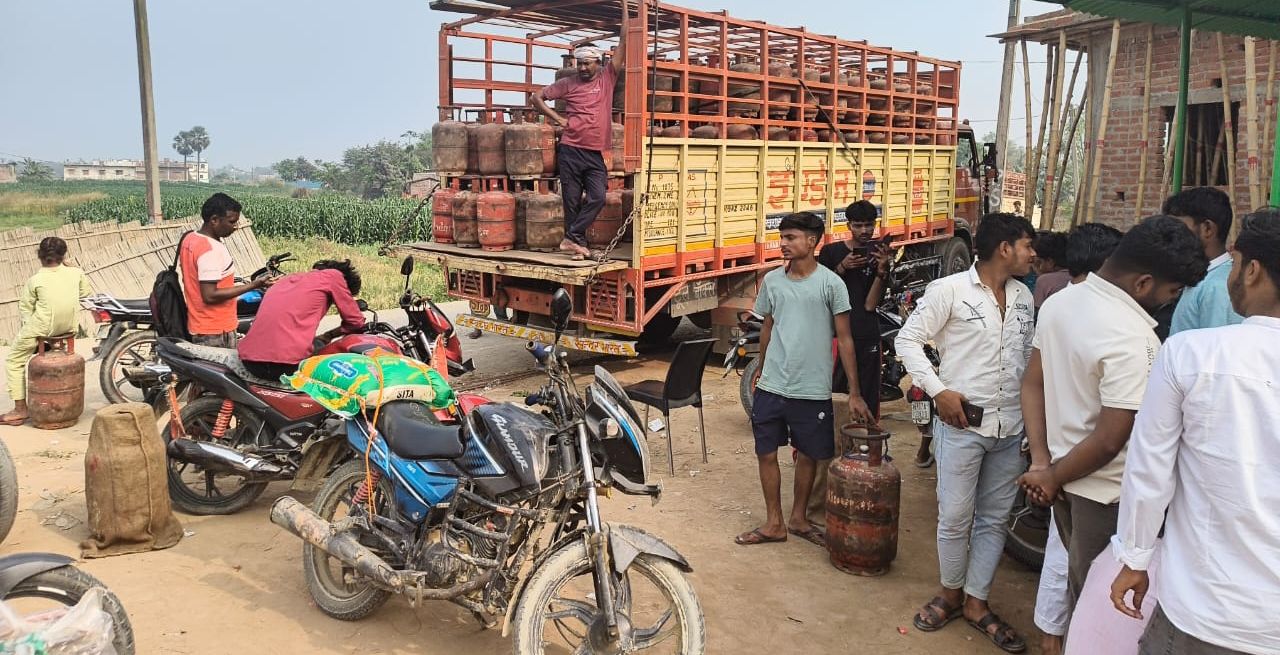 Darbhanga News: कुशेश्वरस्थान में उज्ज्वला की चमक धुएं में खो गई... चूल्हे की धुआं और LPG Cylinder Shortage ने बढ़ाई लोगों की मुश्किलें, पढ़िए.. लंबी कतार -मचा हाहाकार