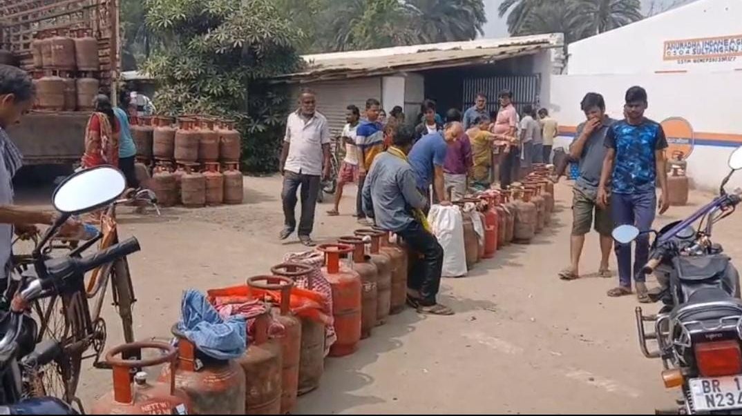 Bhagalpur News: सुल्तानगंज में गैस सिलेंडर के लिए हाहाकार, OTP की एक गलती से लगी लंबी कतारें, जानें LPG Cylinder Price का पूरा सच!