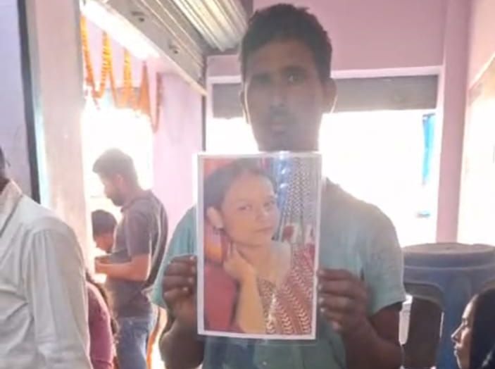 Bhagalpur News: भागलपुर की Missing Girl... 'मम्मी, मैं कोचिंग जा रही हूं' कहकर घर से निकली सोनाक्षी लापता, 48 घंटे और पुलिस के हाथ खाली, परिवार... ऑपरेशन और अनहोनी का डर! | Deshaj Times Bhagalpur News: भागलपुर की Missing Girl... 'मम्मी, मैं कोचिंग जा रही हूं' कहकर घर से निकली सोनाक्षी लापता, 48 घंटे और पुलिस के हाथ खाली, परिवार... ऑपरेशन और अनहोनी का डर!