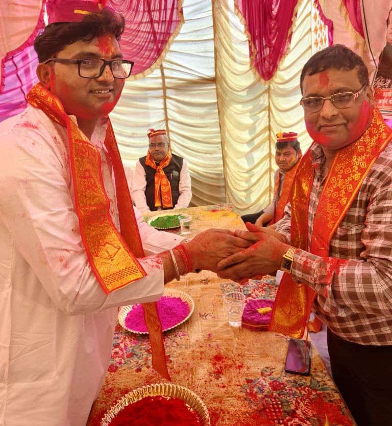 Kusheshwarsthan News: होली के रंग में डूबा कुशेश्वरस्थान, Vaishya Poddar Mahasabha के Holi Milan Samaroh में जमकर उड़ा गुलाल, गूंजे पारंपरिक गीत