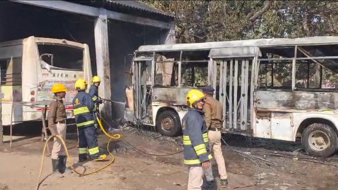 Bhagalpur News: तिलकामांझी बस डिपो में खड़ी बस बनी आग का गोला, देखते-देखते सब कुछ स्वाहा!