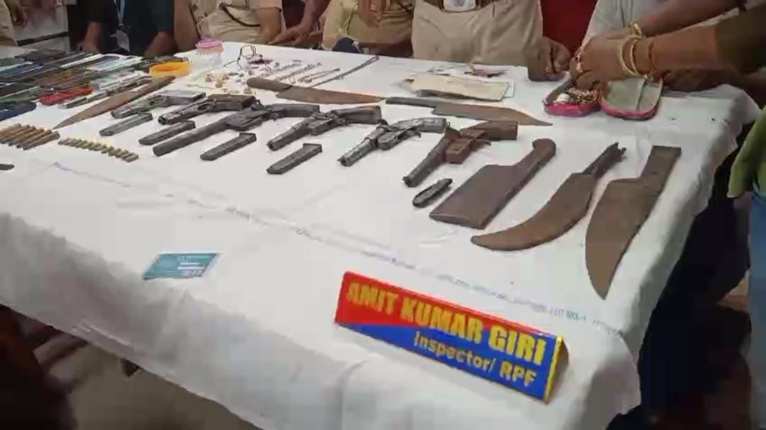 Bhagalpur Train Robbery: चलती ट्रेनों में करते थे 'खेला', दो महिलाओं समेत पूरा गैंग दबोचा, हथियारों का जखीरा बरामद, पढ़िए देश के कई राज्यों में कैसे फैला है गिरोह का नेटवर्क !