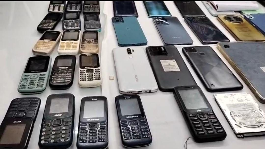 Bhagalpur Train Robbery: चलती ट्रेनों में करते थे 'खेला', दो महिलाओं समेत पूरा गैंग दबोचा, हथियारों का जखीरा बरामद, पढ़िए देश के कई राज्यों में कैसे फैला है गिरोह का नेटवर्क !