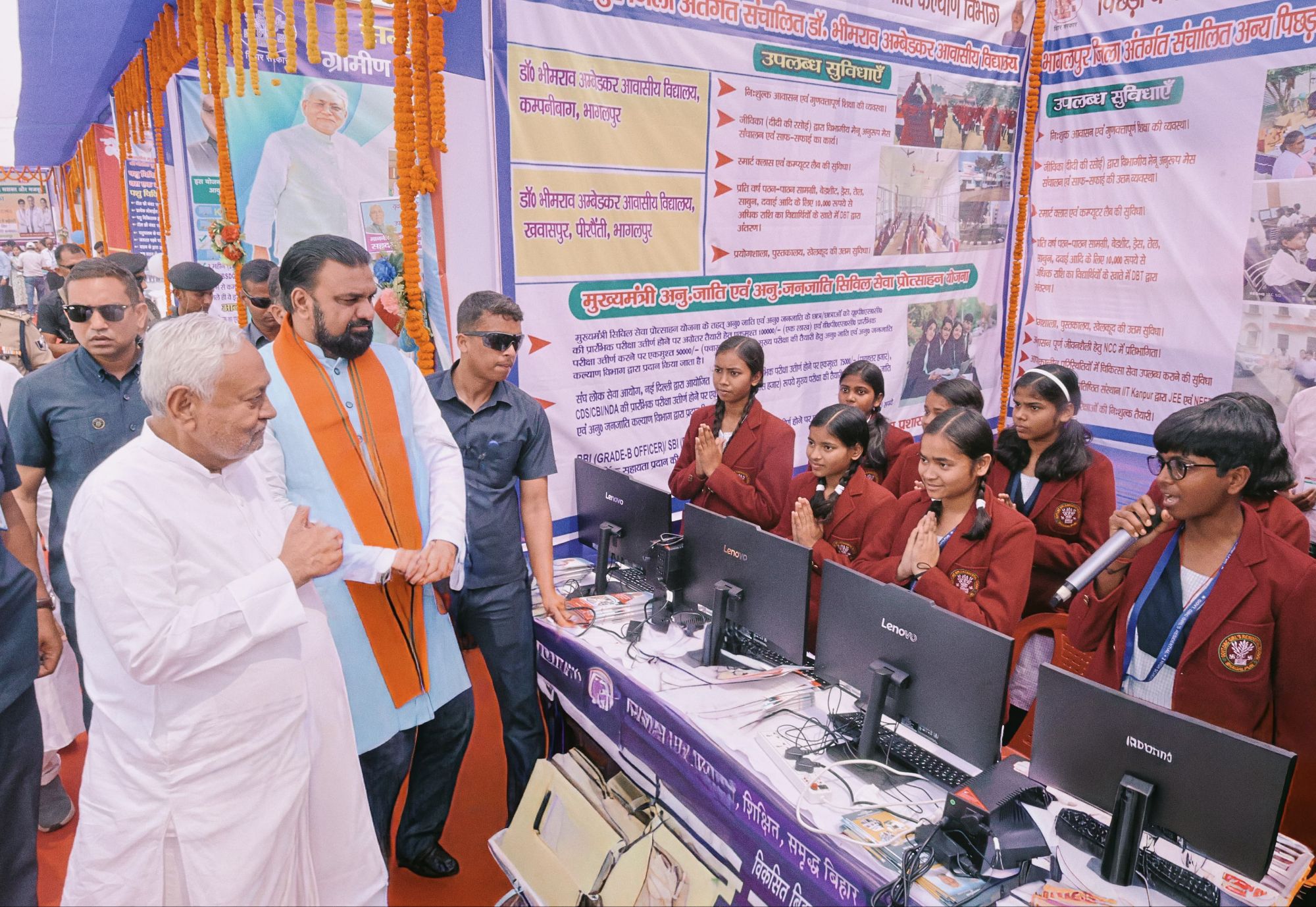 Bhagalpur News: CM Nitish की दिल्ली जाने की चर्चाओं पर भागलपुर से लगा विराम! जीविका दीदियों ने घेरा, बोलीं- 'भैया' को दिल्ली नहीं जाने देंगे, उमड़ा महिलाओं का प्यार, बोलीं- आप बिहार में ही रहिए Nitish Kumar