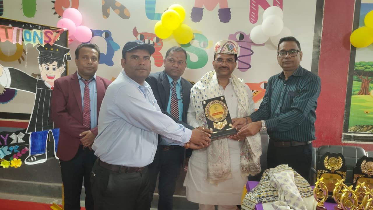 Darbhanga News: अनाथ विवेक के सपनों को मिले पंख, खलासी DPS स्कूल ने उठाया इंटर तक की पढ़ाई का जिम्मा, तालियों से गूंजा पंडाल