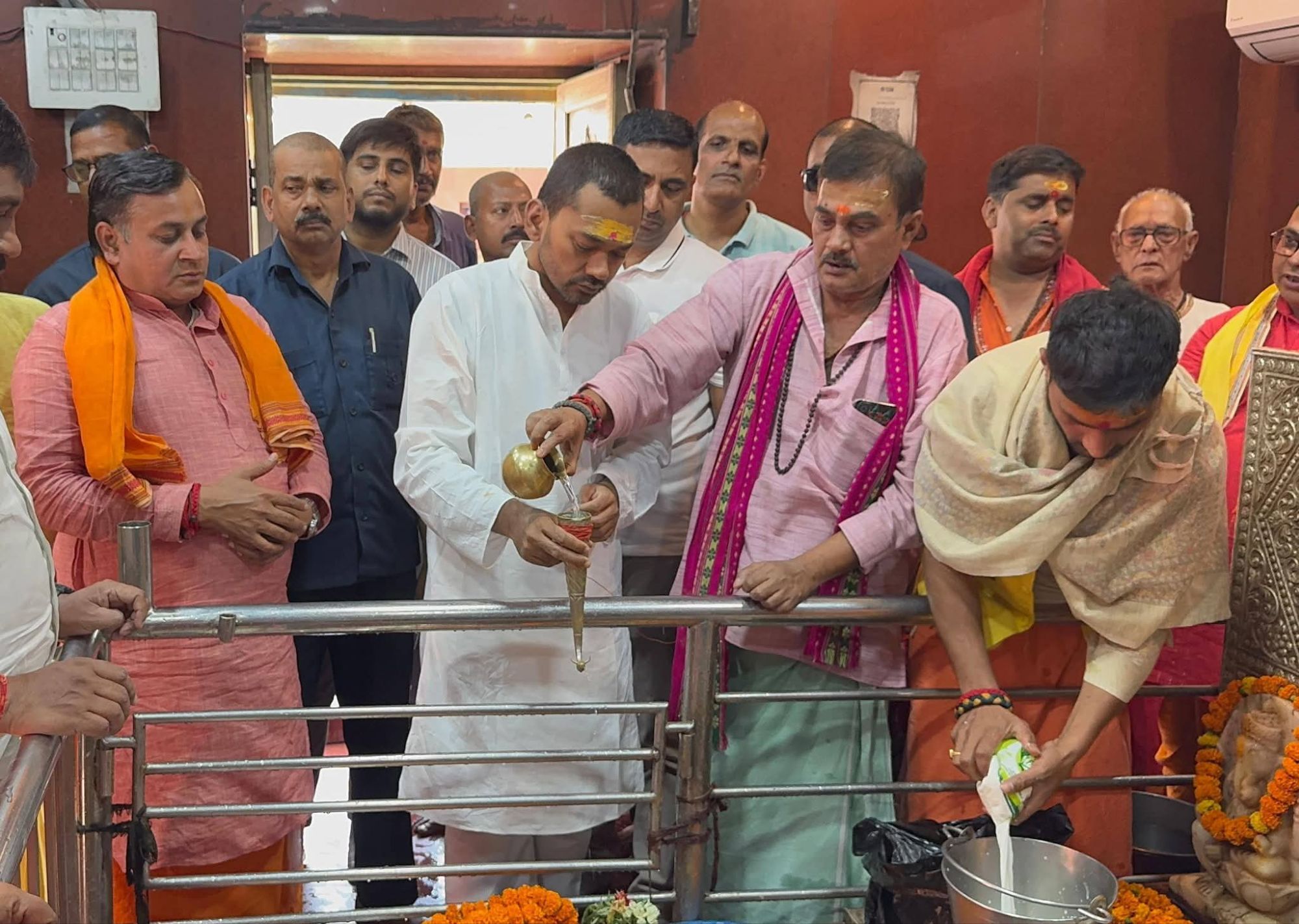 Nishant Kumar News: बिहार पॉलिटिक्स में हर -हर महादेव...बाबा हरिहरनाथ मंदिर पहुंचे निशांत, विशेष दर्शन - पूजा के बीच पिता नीतीश के राजनीतिक सफर पर हुए भावुक | Deshaj Times Nishant Kumar News: बिहार पॉलिटिक्स में हर -हर महादेव...बाबा हरिहरनाथ मंदिर पहुंचे निशांत, विशेष दर्शन - पूजा के बीच पिता नीतीश के राजनीतिक सफर पर हुए भावुक