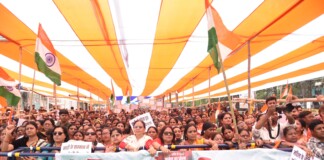 Women Reservation Bill: पटना में जंजीरों में बंधी महिलाएं, विपक्ष को ललकारा – ‘हम आरक्षण लेकर रहेंगी’