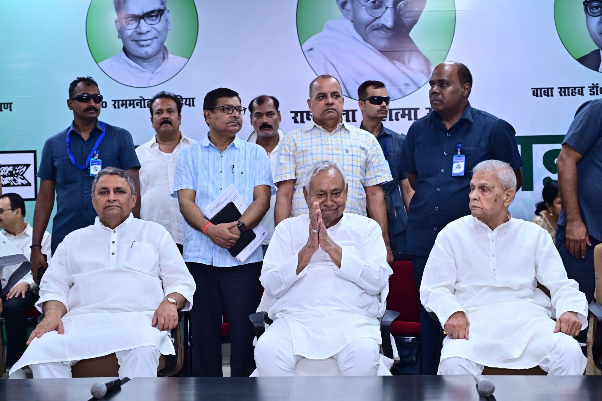 Bihar Politics: इस्तीफा देने के बाद भी Nitish ही CM, बेटे निशांत भविष्य के CM... लगा नारा... बजवाई ताली!