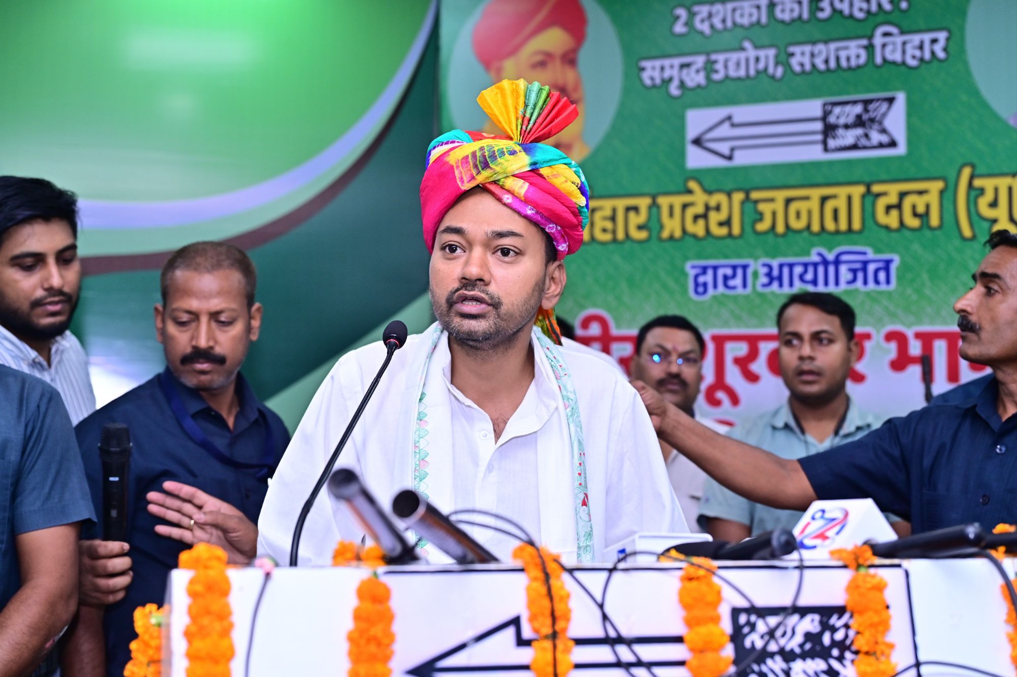 Bihar Politics: इस्तीफा देने के बाद भी Nitish ही CM, बेटे निशांत भविष्य के CM... लगा नारा... बजवाई ताली!