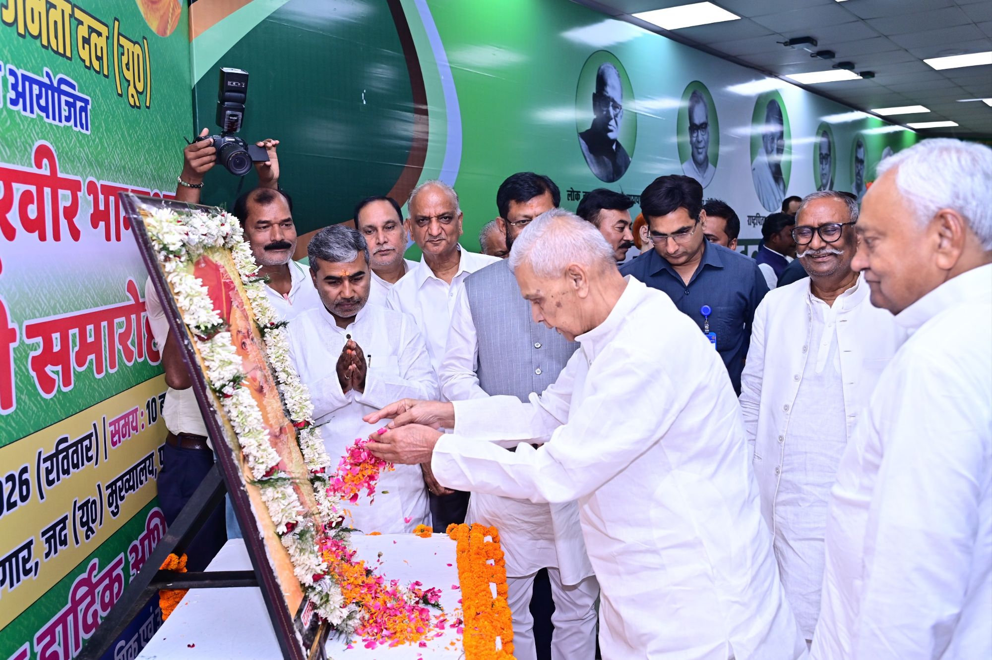 Bihar Politics: इस्तीफा देने के बाद भी Nitish ही CM, बेटे निशांत भविष्य के CM... लगा नारा... बजवाई ताली!