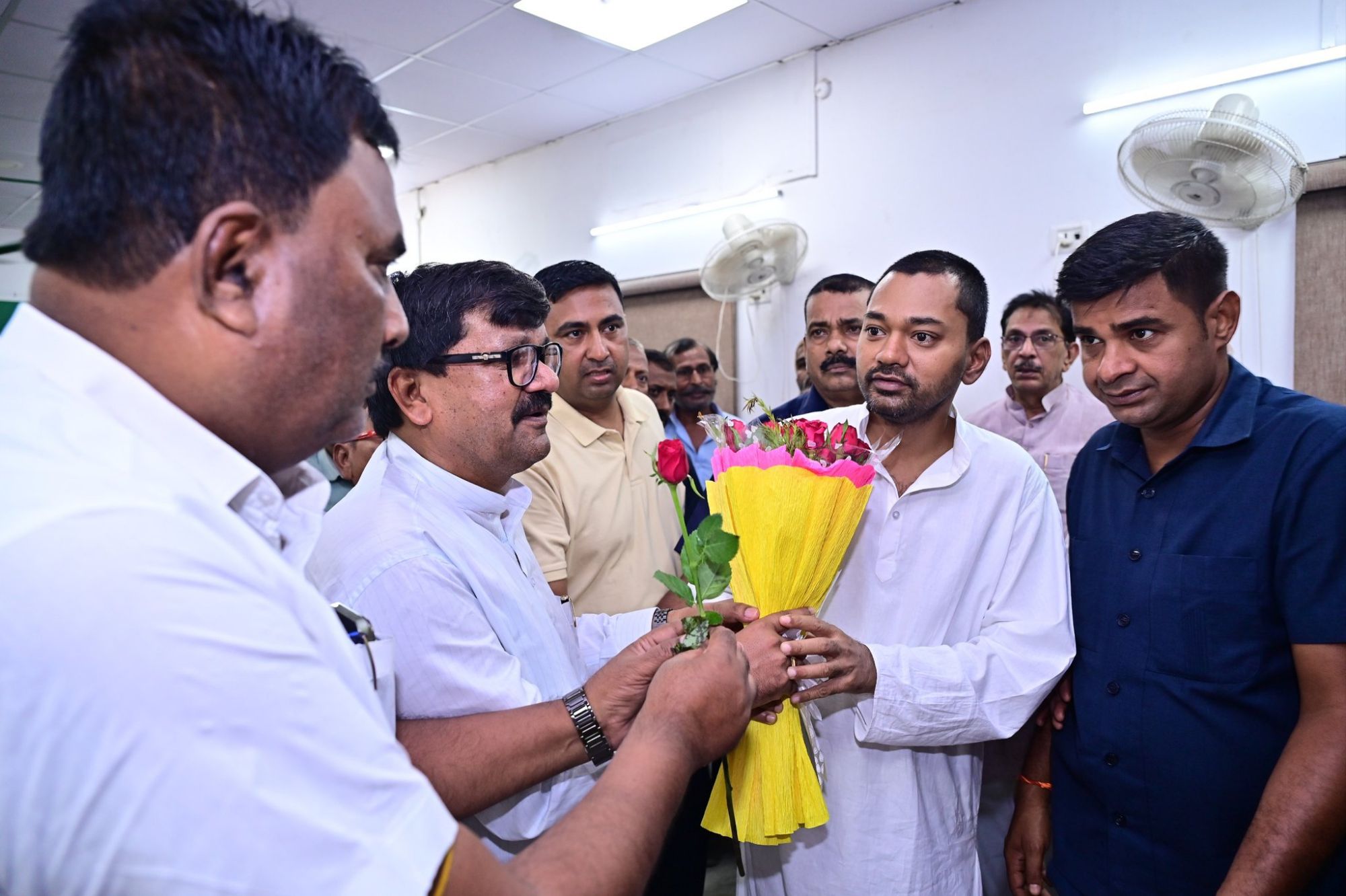 Bihar Politics: निशांत कुमार की ग्रैंड पॉलिटिकल एंट्री...बेटे के लिए CM नीतीश का वो रथ, जिसमें AC से लिफ्ट तक सब कुछ! गांधी की मिट्टी से सियासत की सत्याग्रह