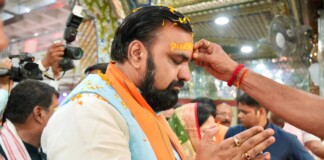 Bihar Politics: शासन के साथ- अध्यात्म की बात… CM Samrat ने पटनदेवी, हनुमान मंदिर में टेका मत्था LIVE देखें तस्वीर बोलती है…