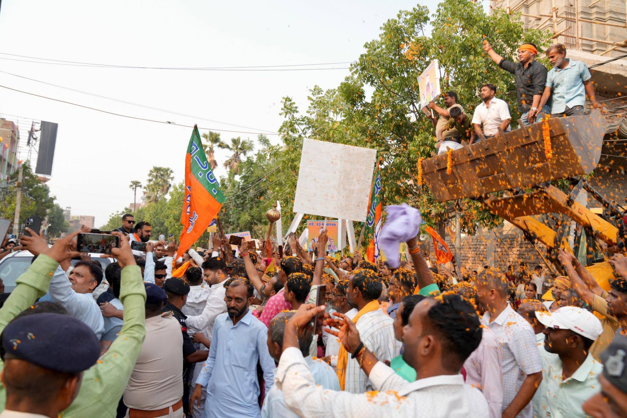 Bihar Politics: शासन के साथ- अध्यात्म की बात... CM Samrat ने पटनदेवी, हनुमान मंदिर में टेका मत्था LIVE देखें तस्वीर बोलती है...