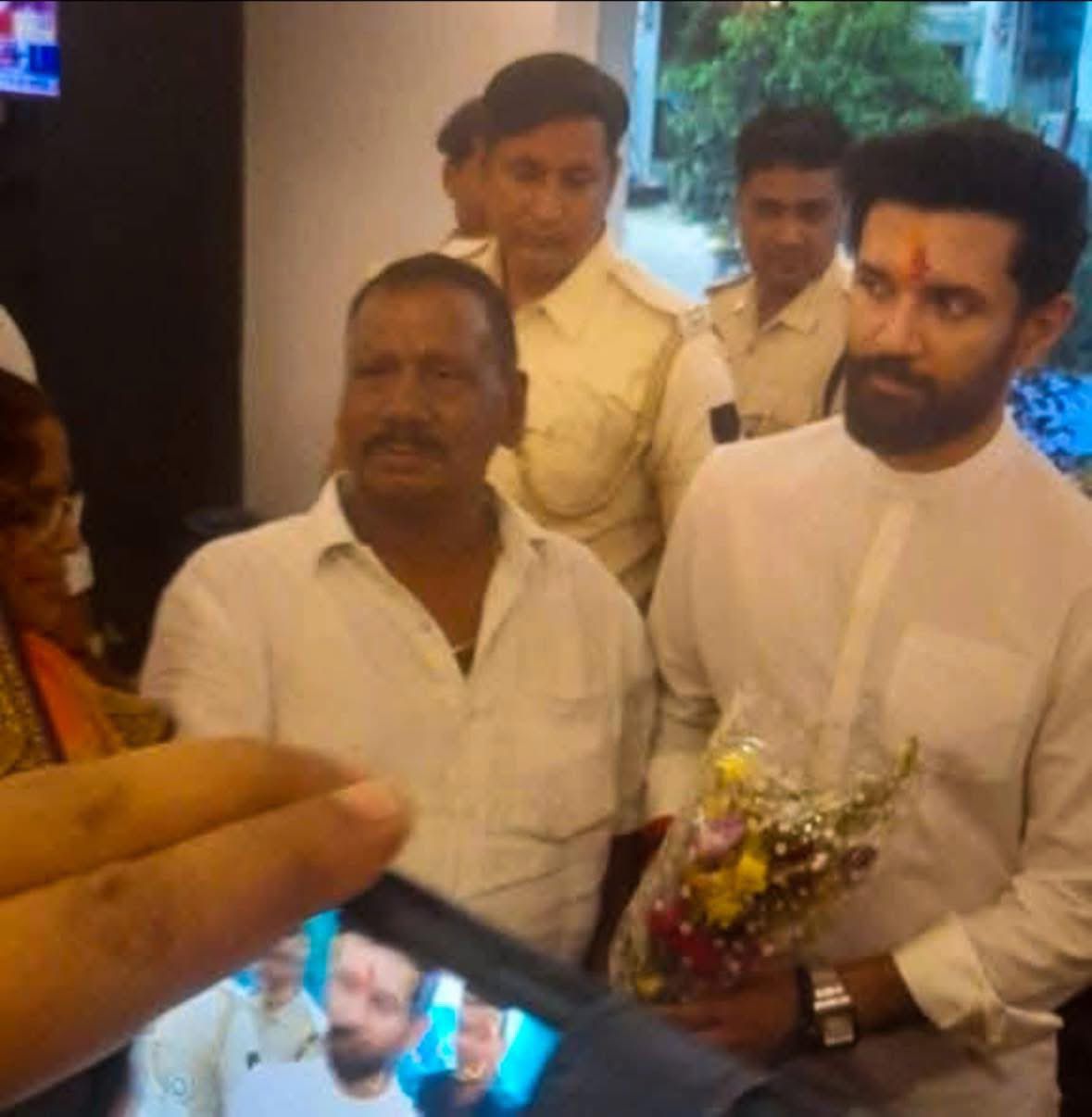 Bihar Politics: तेजस्वी का NDA पर बड़ा हमला, जारी किया तस्वीर, कहा -'रामधनी यादव BJP संरक्षित गुंडा, पीएम के गाने से प्रेरित!'