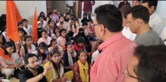 Bhagalpur News: भागलपुर ABVP Protest विश्वविद्यालय में छात्रों का हंगामा, ABVP ने घेरा कुलपति कार्यालय, जानें क्यों?