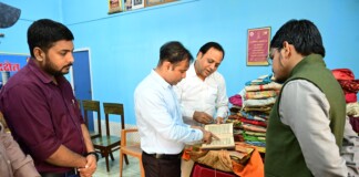 Bhagalpur News: भागलपुर के जैन मंदिर में DM नवल किशोर का दौरा, Gyan Bharatam Portal पर अपलोड होंगी प्राचीन पांडुलिपियां