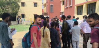 Bhagalpur News: भागलपुर में परीक्षा केंद्र पर हंगामा, शिक्षक पर नकल कराने, ‘खास’ छात्र को फायदा पहुंचाने का तोहमत, प्रशासन जुटा जांच में !