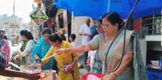 Bhagalpur News: भीषण गर्मी में Sheetal Jal Seva कशोधन वैश्य महिला समिति ने शुरू की राहत भरी पहल… प्यासे को पानी