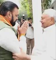 Bihar Politics: Delhi से आए CM सम्राट और सीधे नीतीश से मुलाकात, बढ़ाई सियासी हलचल, जानें Inside Story